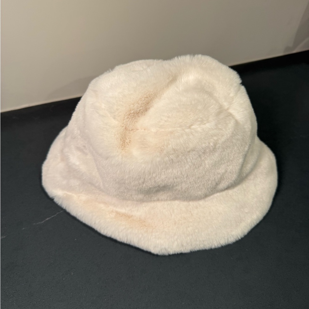 Ivory Faux Fur Bucket Hat Alo Yoga - Picture 2 of 3